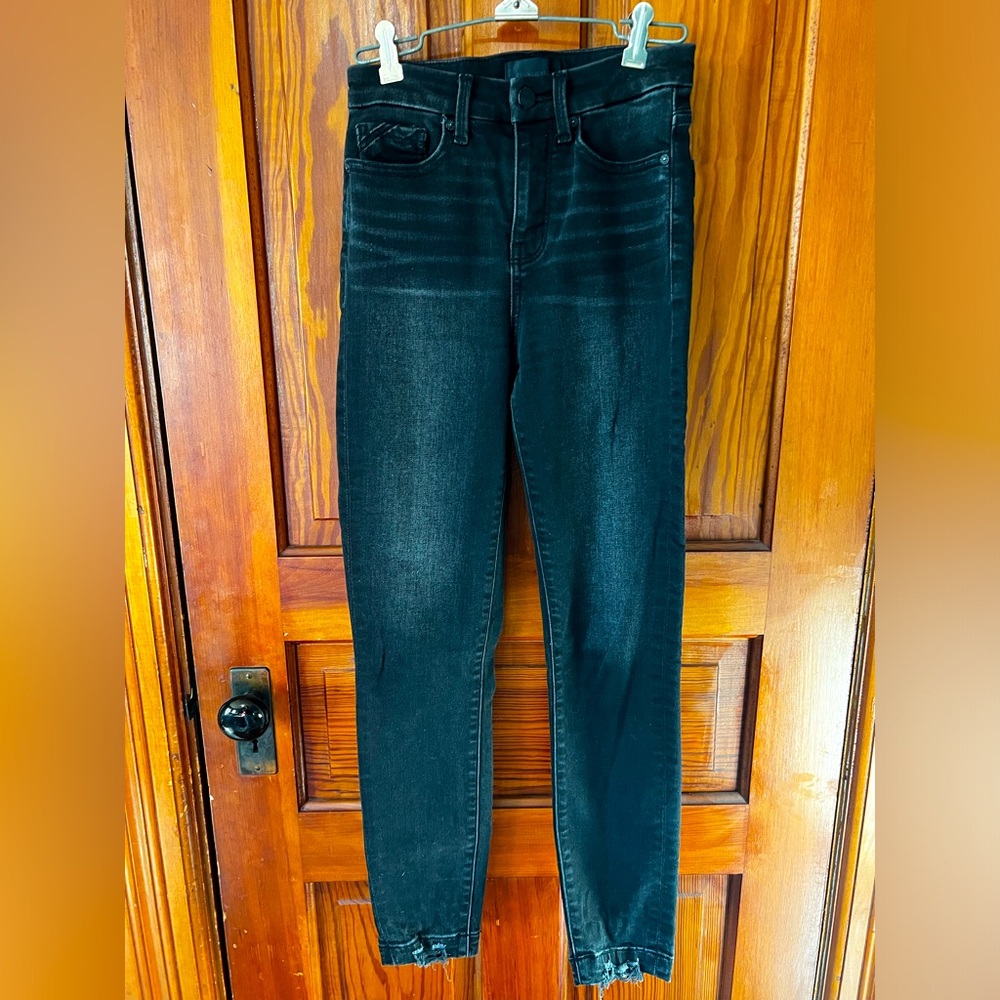 Buckle black 35!! High rise black skinny’s!! Size 24!! Length 27!!
